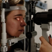 Auge-Sehtests-Untersuchungen-Elektroretinografie-Header-Bild