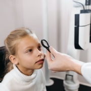 Auge-Sehtests-Untersuchungen-Kindersehtest-Header-Bild