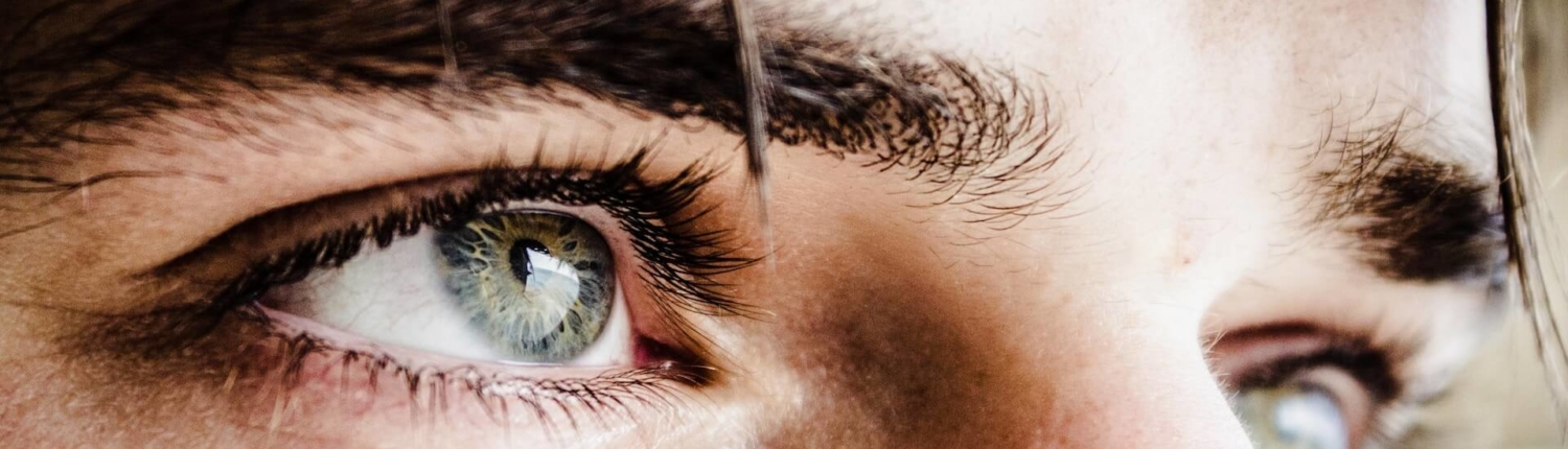 Auge-Augenkrankheiten-GeschwolleneAugenlider-Header-Bild