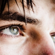 Auge-Augenkrankheiten-GeschwolleneAugenlider-Header-Bild