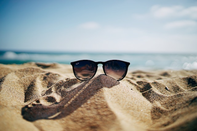 Brillen-mit-der-Brille-im-Urlaub-das-sollten-Sie-in-den-Ferien-beachten-Header-Bild