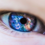 Kontaktlinsenarten-LeuchtendeKontaktlinsen-Header-Bild