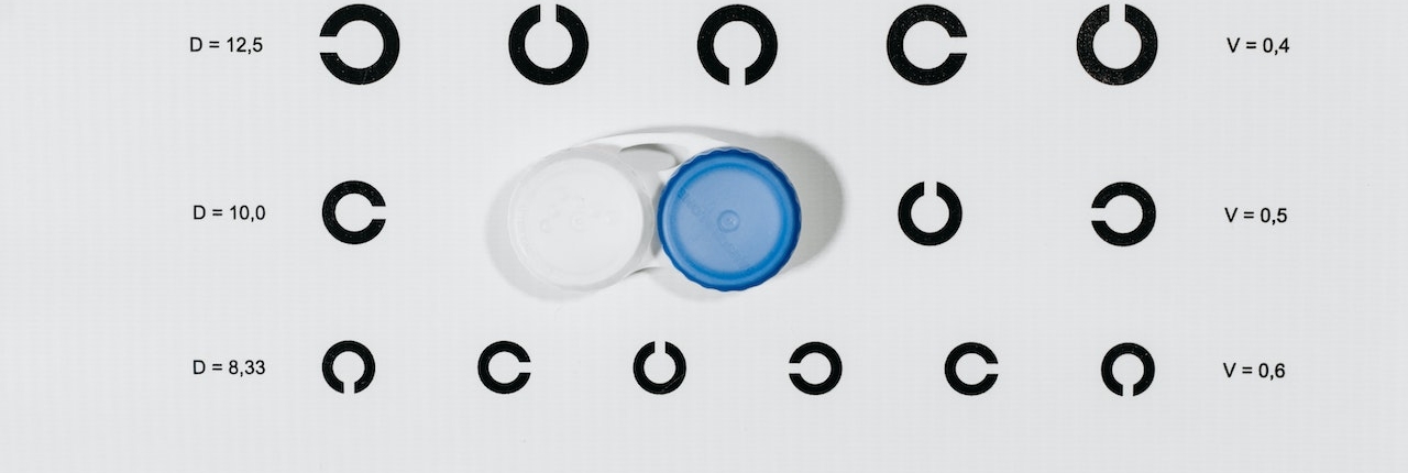 Kontaktlinsen-PflegeundReinigung-Linsenbehälter-Header-Bild